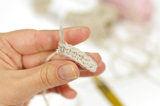 TUTORIAL: Crocheting into the "bumps" on the back of a starting chain